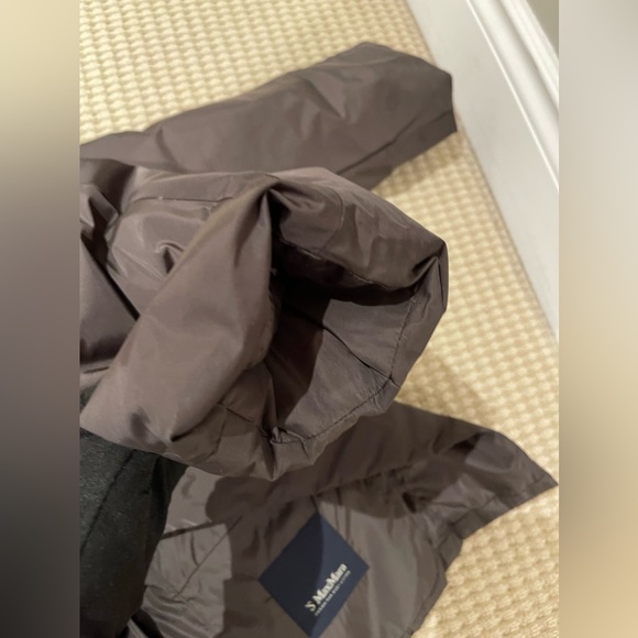 ‘S MaxMara down jacket with rabbit fur inside the hood. - Picture 6 of 13